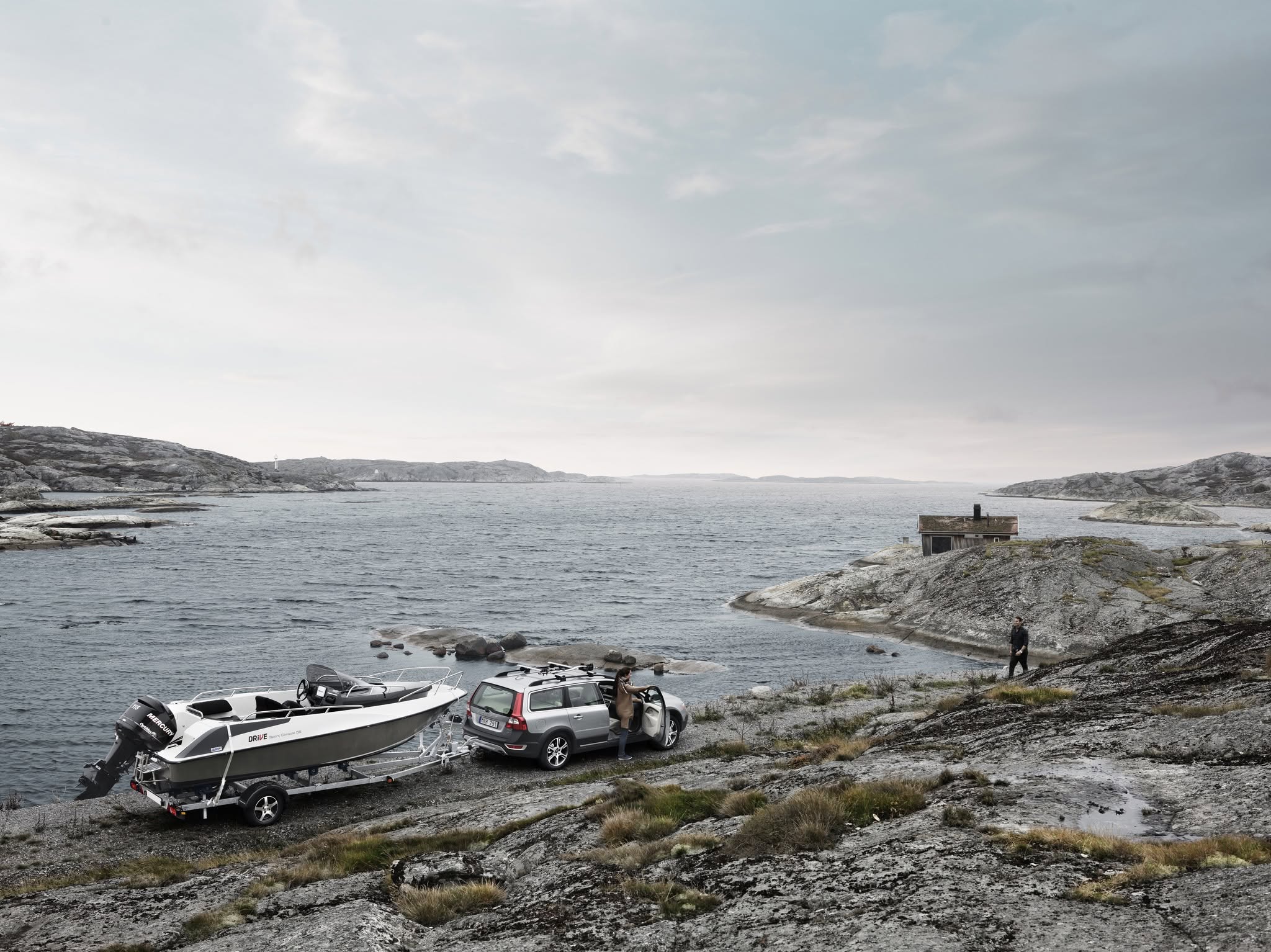 Bootstrailer mit Boot am Wasser beim Slippen