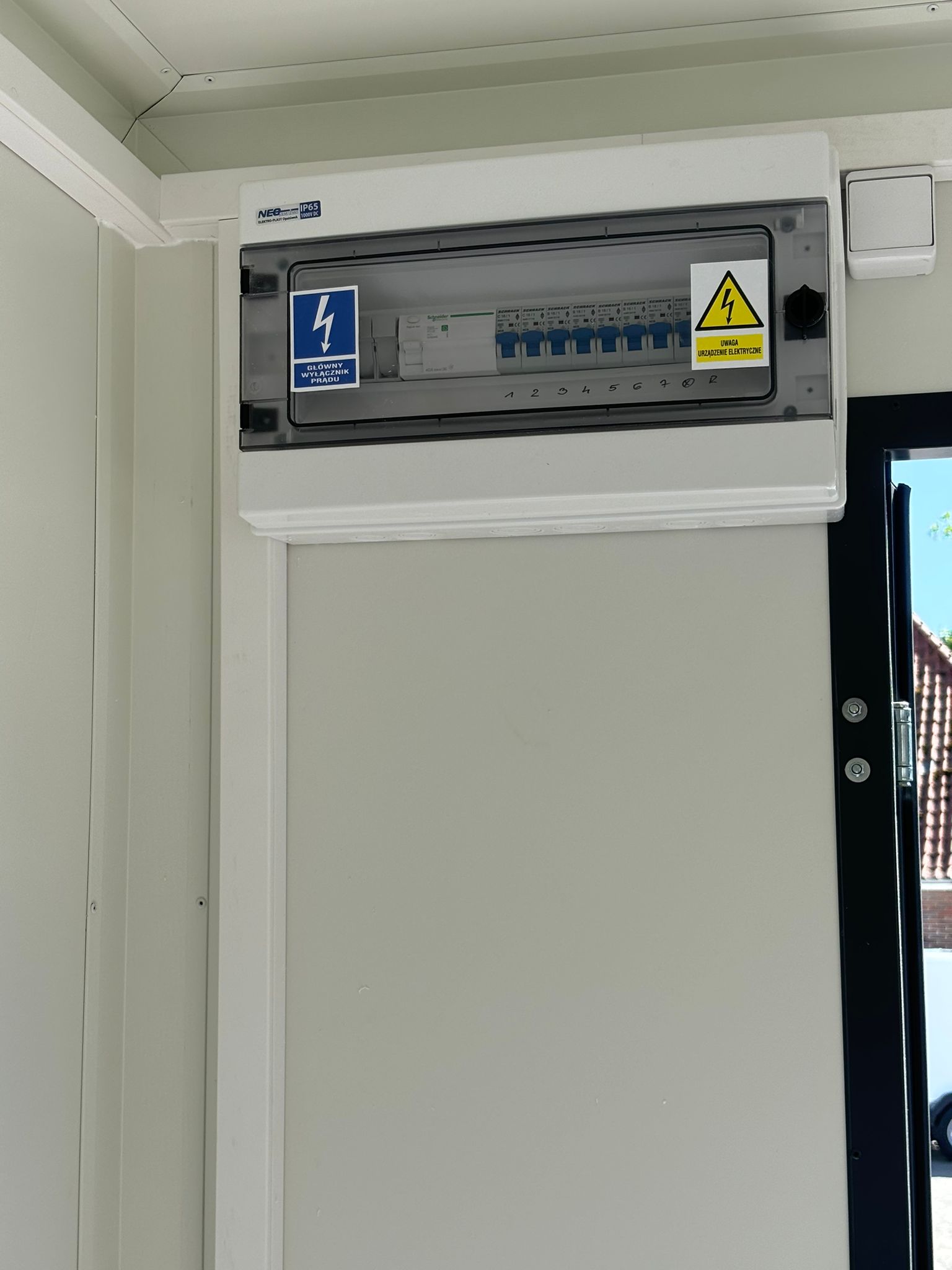 Verkaufsanhänger gebremst 350x200 - 1.350 kg Gesamtgewicht / inkl. 1 x CEE Anschluss, 14 x Steckdosen, Elektrik - FI Schalter, 2 x Deckenleuchte.
