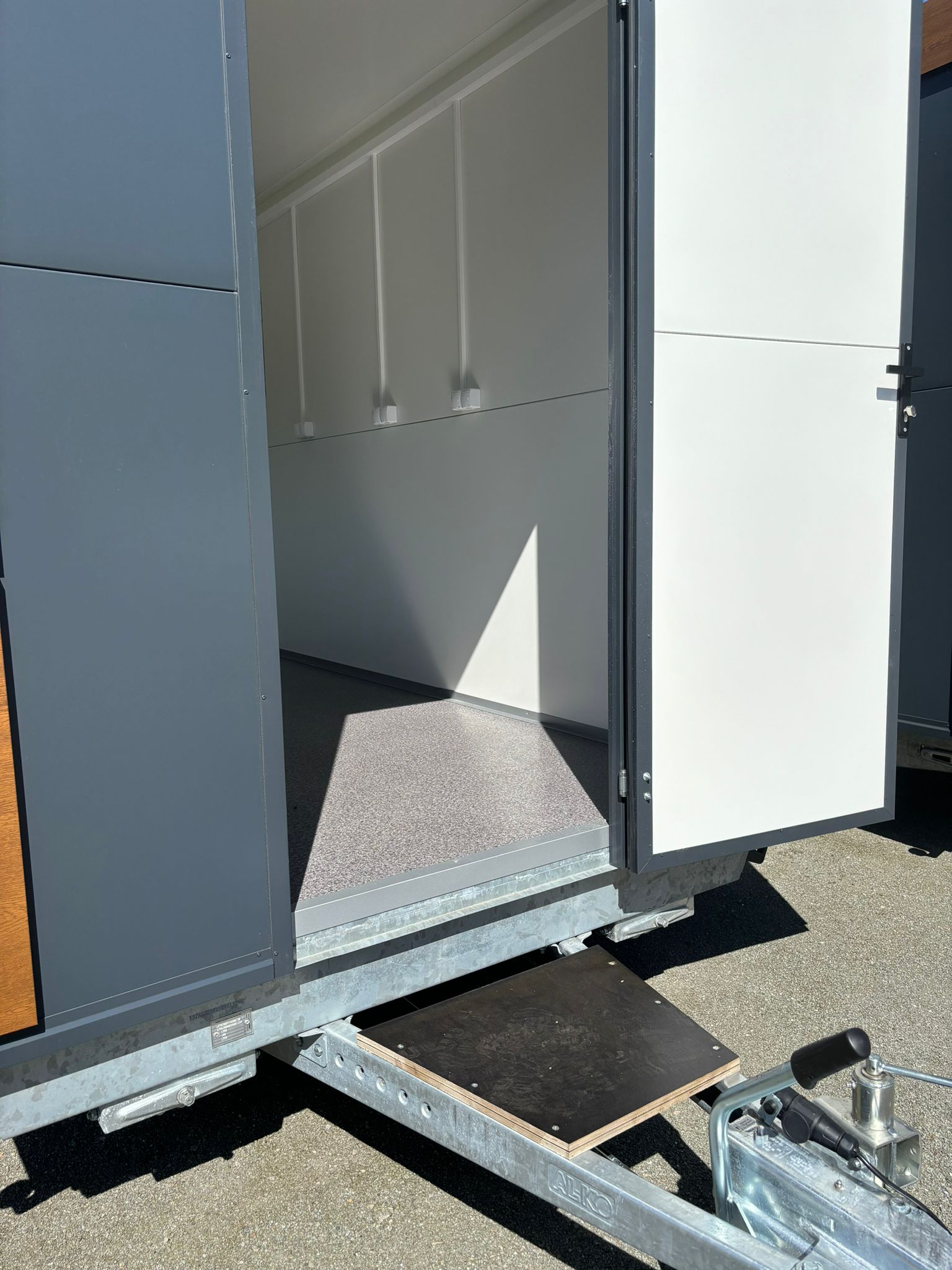 Verkaufsanhänger gebremst 350x200 - 1.350 kg Gesamtgewicht / inkl. 1 x CEE Anschluss, 14 x Steckdosen, Elektrik - FI Schalter, 2 x Deckenleuchte.