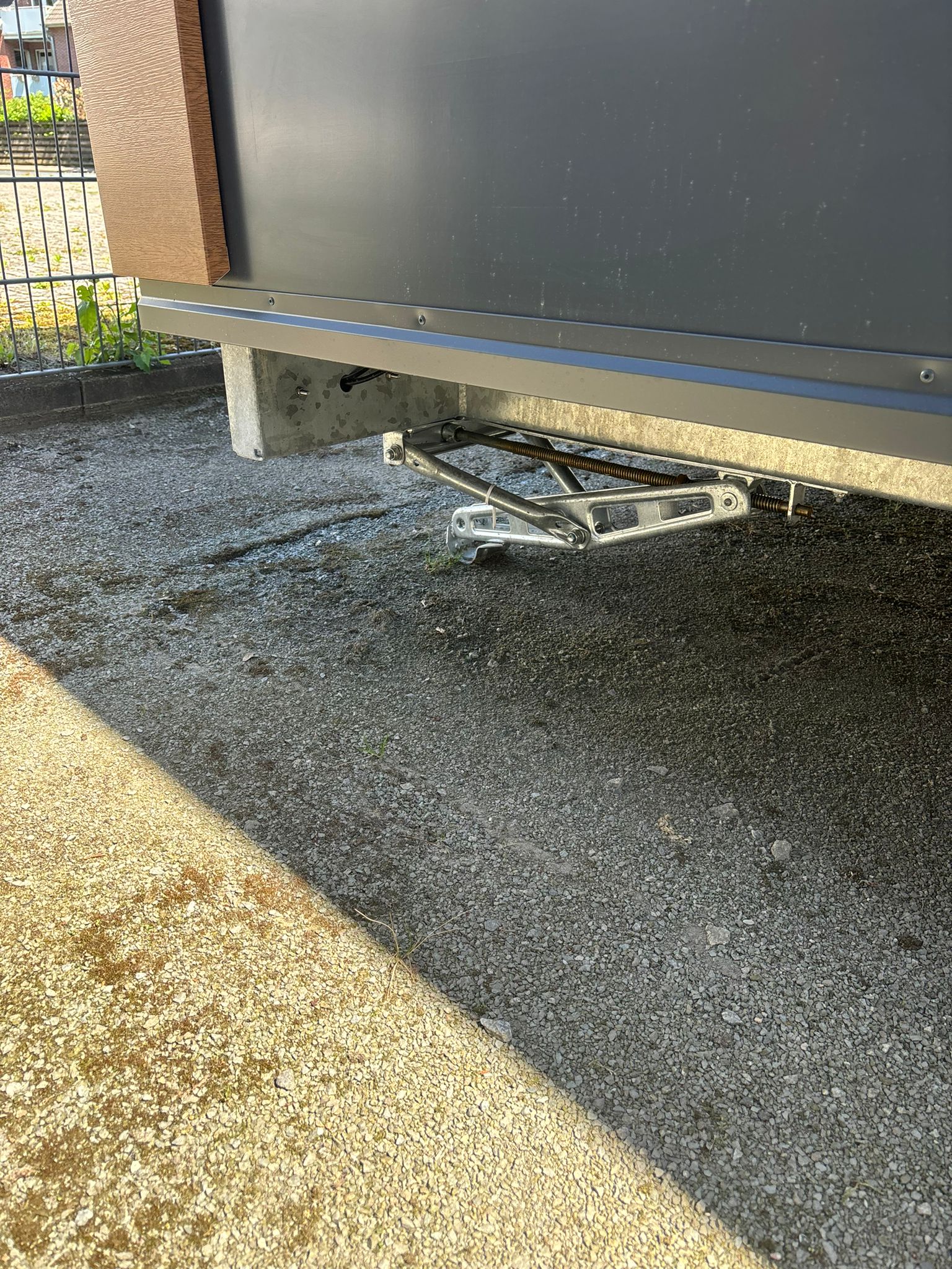 Verkaufsanhänger gebremst 350x200 - 1.350 kg Gesamtgewicht / inkl. 1 x CEE Anschluss, 14 x Steckdosen, Elektrik - FI Schalter, 2 x Deckenleuchte.