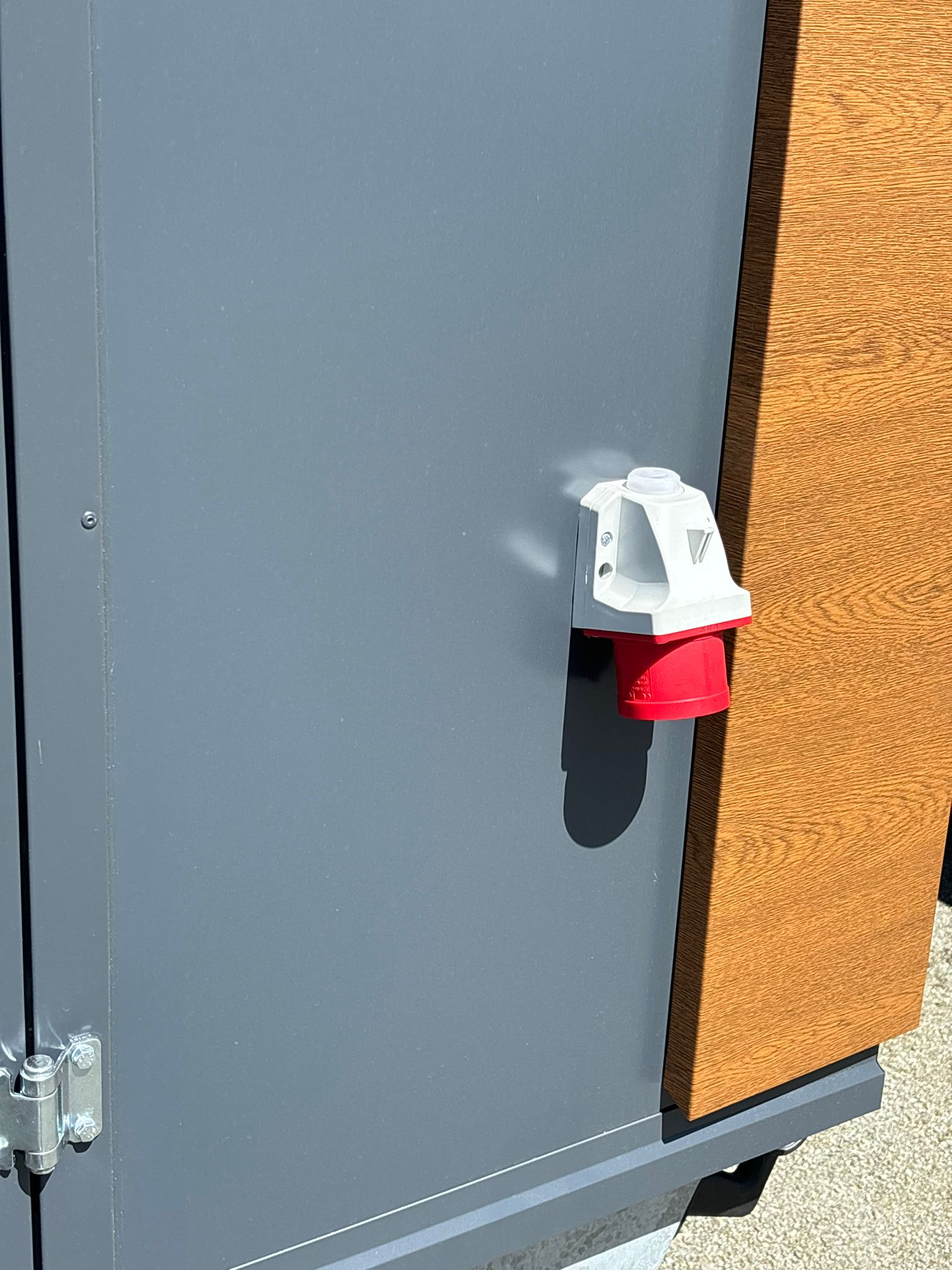 Verkaufsanhänger gebremst 350x200 - 1.350 kg Gesamtgewicht / inkl. 1 x CEE Anschluss, 14 x Steckdosen, Elektrik - FI Schalter, 2 x Deckenleuchte.
