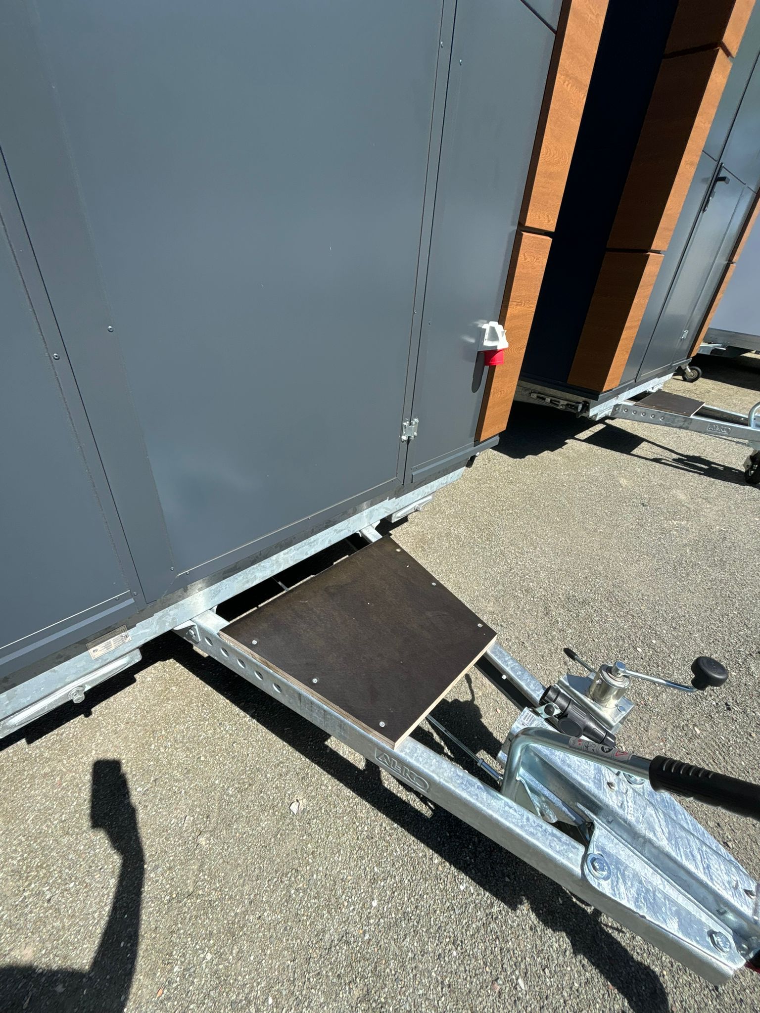 Verkaufsanhänger gebremst 350x200 - 1.350 kg Gesamtgewicht / inkl. 1 x CEE Anschluss, 14 x Steckdosen, Elektrik - FI Schalter, 2 x Deckenleuchte.