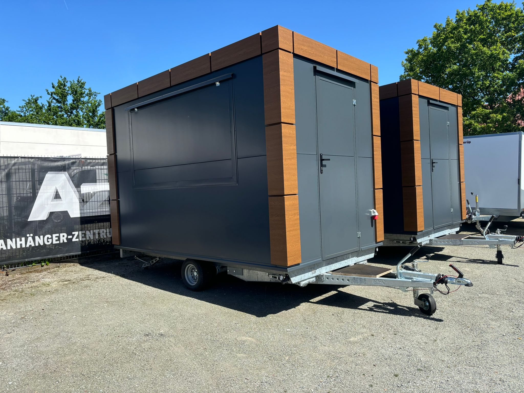 Verkaufsanhänger gebremst 350x200 - 1.350 kg Gesamtgewicht / inkl. 1 x CEE Anschluss, 14 x Steckdosen, Elektrik - FI Schalter, 2 x Deckenleuchte.