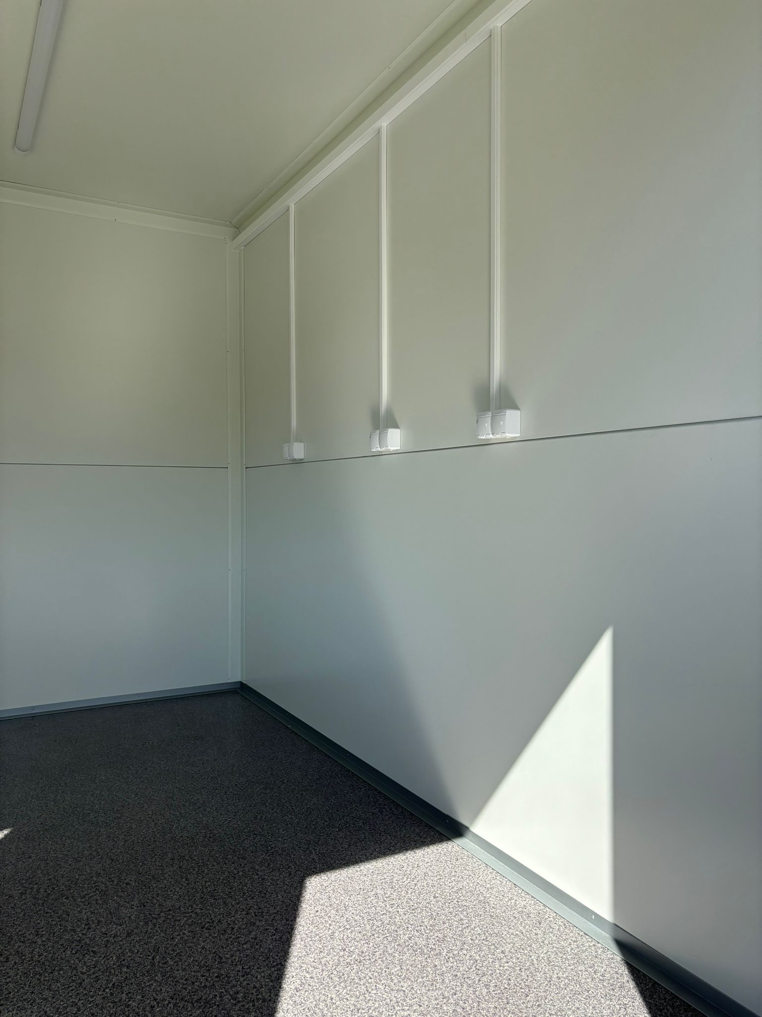 Verkaufsanhänger gebremst 350x200 - 1.350 kg Gesamtgewicht / inkl. 1 x CEE Anschluss, 14 x Steckdosen, Elektrik - FI Schalter, 2 x Deckenleuchte.